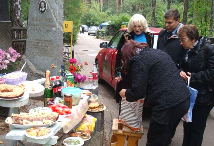 Коли відвідувати кладовище після Великодня-2026 та як правильно поминати близьких