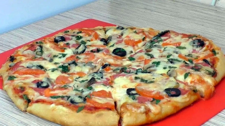 Смачне тісто і соковита начинка: готуємо домашню піцу за перевіреним рецептом