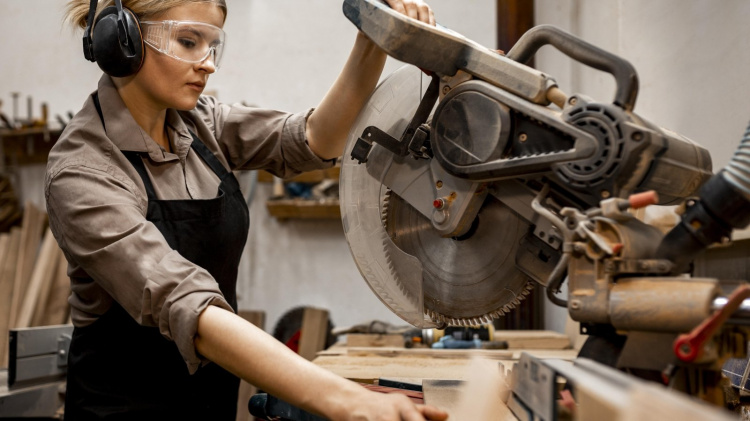 Дніпропетровщина в лідерах: які чоловічі професії найчастіше опановують жінки