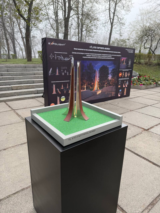 Символ незламності від дніпровських майстрів: у столиці заклали меморіал пам’яті українських зброярів