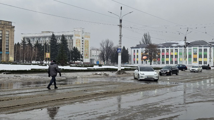 Ожеледиця на вулиці Кам'янського взимку під час відлиги