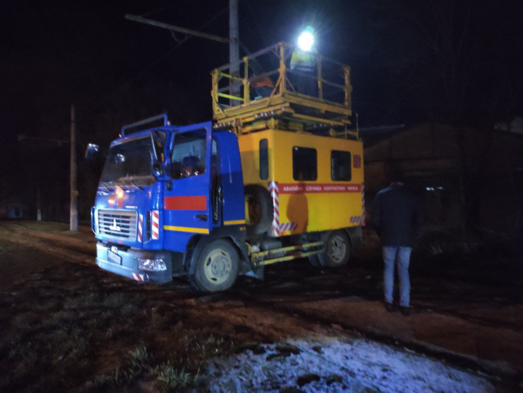 Не вписалась у габарити: у Кам'янському вантажівка обірвала контактний дріт трамвая №2