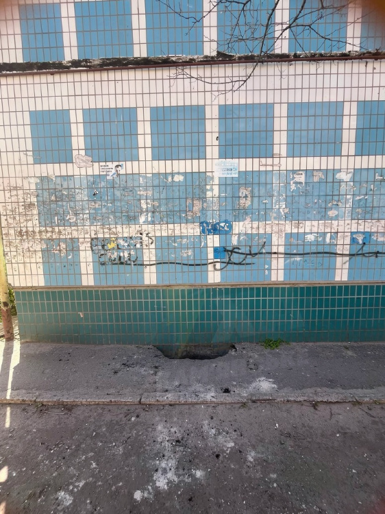 У Кам’янському біля багатоповерхівки руйнується асфальт: мешканці повідомляють про небезпечну пастку