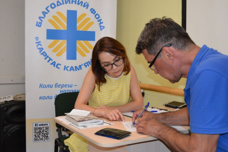 У Кам'янському юрист БФ "Карітас" допоможе розблокувати банківську карту, але не всім - подробиці