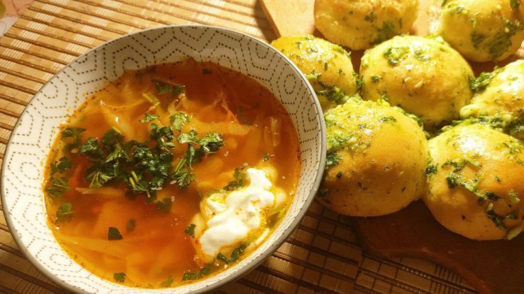 Зігріваючий курячий бульйон з пампушками: приготуйте ситний і смачний традиційний зимовий суп