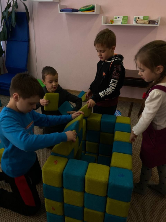 Діти ВПО Кам'янського побували у "кубічному світі майнкрафту" - фото