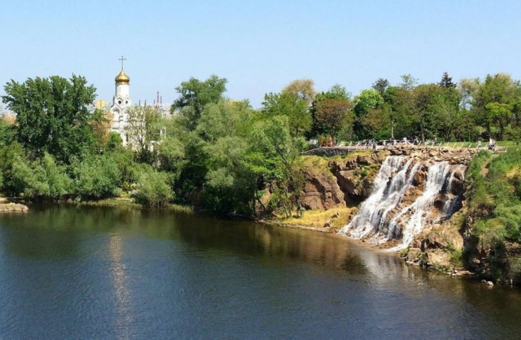 Вихідні у Дніпрі: на Монастирському острові запрацював унікальний штучний водоспад «Поріг Ревучий»