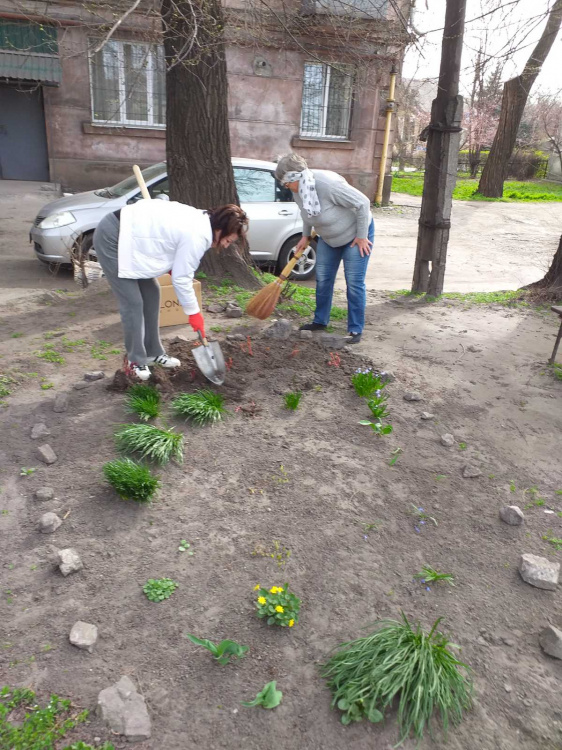 Кам'янське - місто небайдужих людей: мешканці наводять лад на прибудинкових територіях