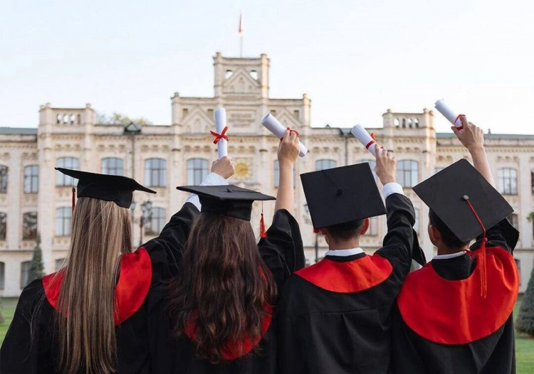 Диплом бакалавра за три роки: у МОН пояснили, коли та за яких умов