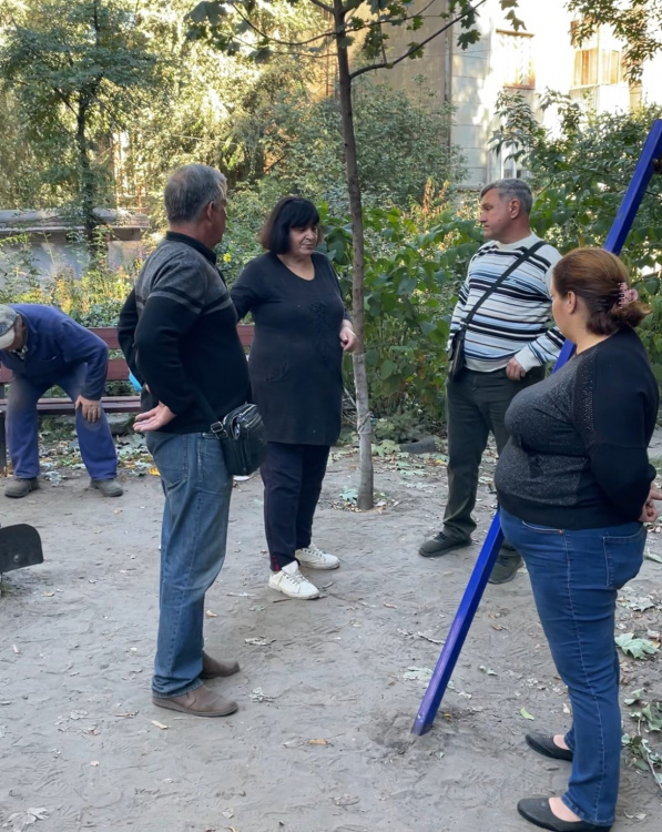 Екстрений ремонт тепломережі у Кам'янському: під загрозою опинився дитячий майданчик