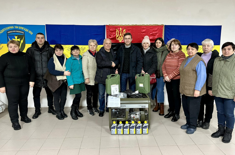 Волонтерська єдність у Кам'янському - «Покрова» передала генератор для допомоги ЗСУ
