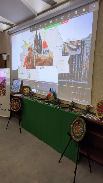 Петриківський розпис у Парижі: Дніпропетровщина представила свій досвід ЮНЕСКО