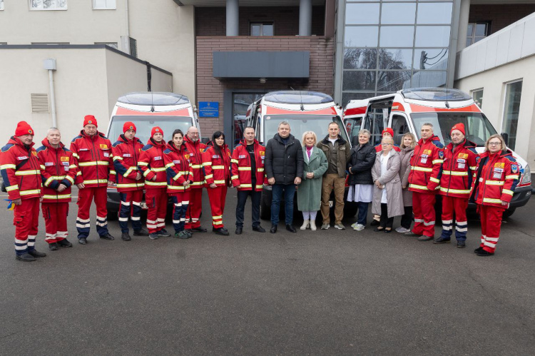 Дніпропетровщина отримала нові автомобілі швидкої допомоги від благодійників