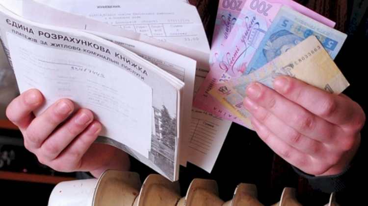 Літня людина заповнює документи на субсидію