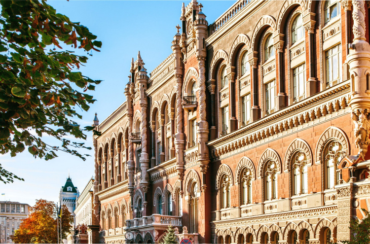 Ліміт переказів з картки на картку: в НБУ вчергове хочуть запровадити обмеження