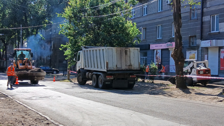 Масштабне оновлення в Кам'янському: у центрі міста розпочали ремонт тротуару - фотофакт