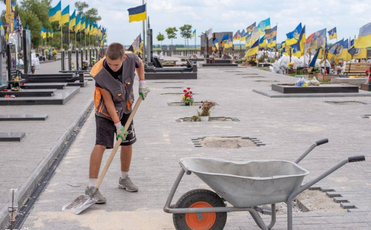 Пам’ять, закарбована в камені: Меморіал Героям-захисникам у Кам’янському зводять за графіком