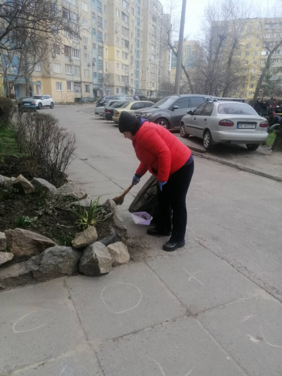 Кам'янське - місто небайдужих людей: мешканці наводять лад на прибудинкових територіях