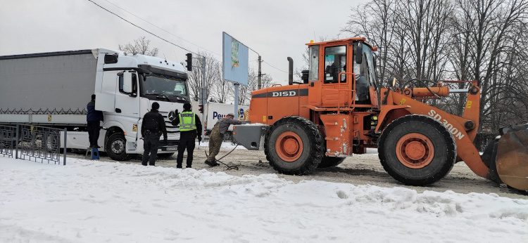 Звільняють зі снігової пастки та буксирують - поліцейські допомагають кам'янчанам