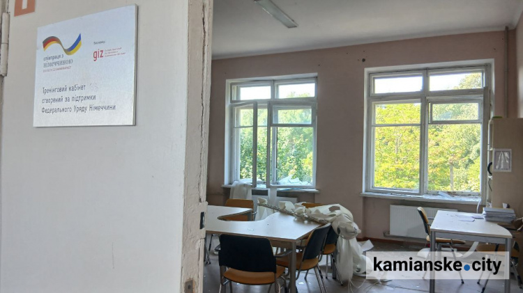 Жодного вікна не вціліло - як виглядає ліцей №31 у Кам'янському після обстрілу