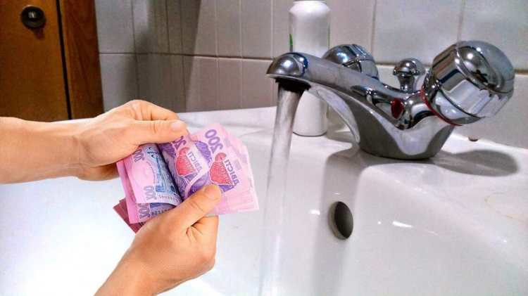 Кран з водою та рахунок за комунальні послуги