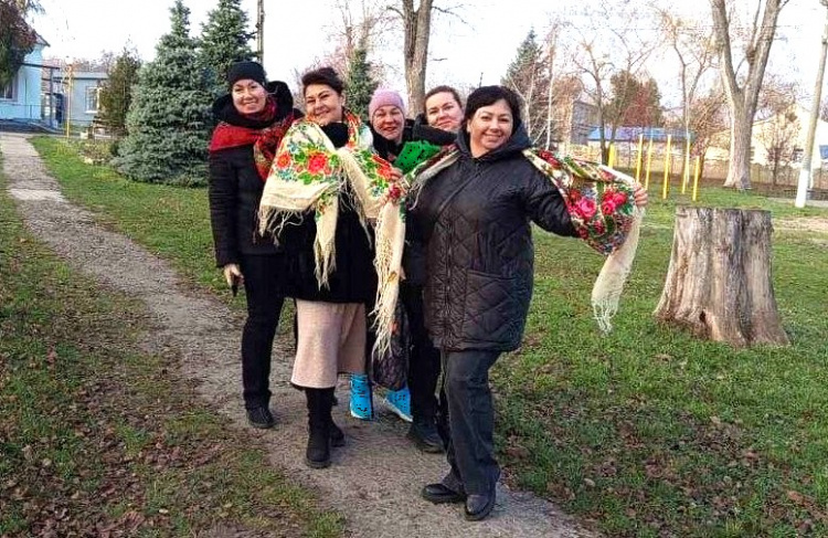 “Етнохатинка” Карнаухівки ожила: гості занурилися в козацьку історію та магію української хустки