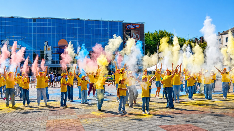 У Кам’янському пройшов масштабний патріотичний флешмоб