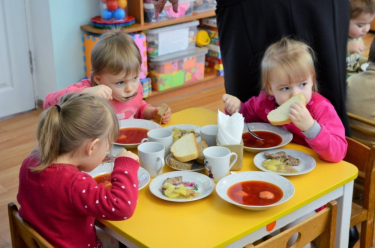 У Кам’янському за харчування дітей у дошкільних закладах батькам доведеться викласти від 26 до 44 гривень за день - подробиці