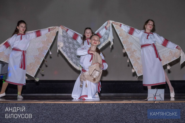 Маленьки зірки на великій сцені: у Кам'янському учні мистецьких шкіл дали звітний концерт