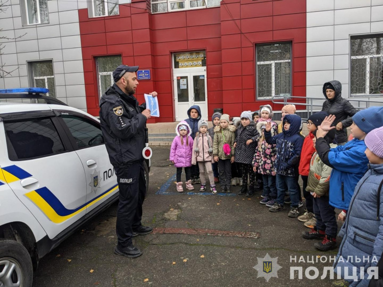 Поліцейські нагадали школярам Кам'янського правила безпеки дорожнього руху