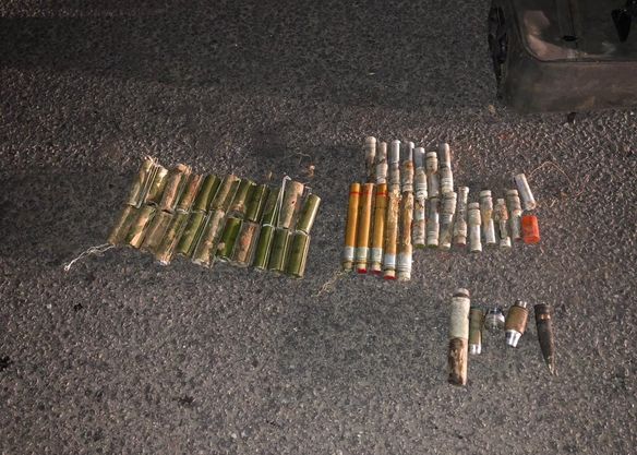 Поліцейські Кам'янського виявили в автомобілі боєприпаси та вибухові речовини - фото