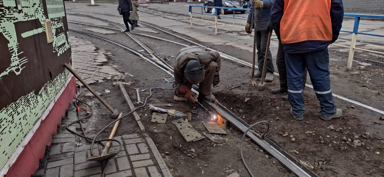 Електротранспортники Кам'янського провели профілактичний ремонт колій на площі ДМК