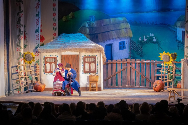 Без бар'єрів: глядачі з порушеннями слуху зможуть повноцінно зануритися у світ Кам’янського театру