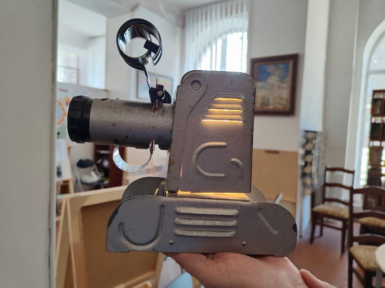 Магія ретро-кіно: у музейній кімнаті бібліотеки Кам’янського зберігають унікальний фільмоскоп