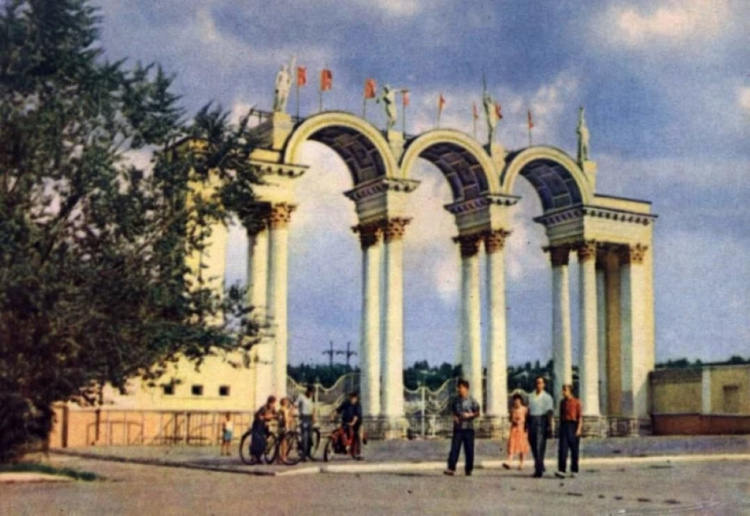 Подорож у часі: Кам’янське на ностальгічних листівках 60-х