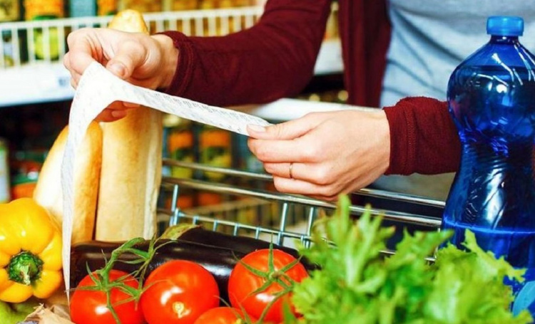 Ціни на деякі популярні продукти в Україні зміняться: що здешевшає та здорожчає у червні