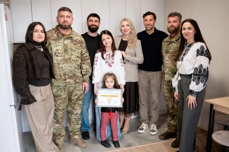 Оборонець Маріуполя, азовець Афендіков, після повернення з полону отримав квартиру від Ріната Ахметова