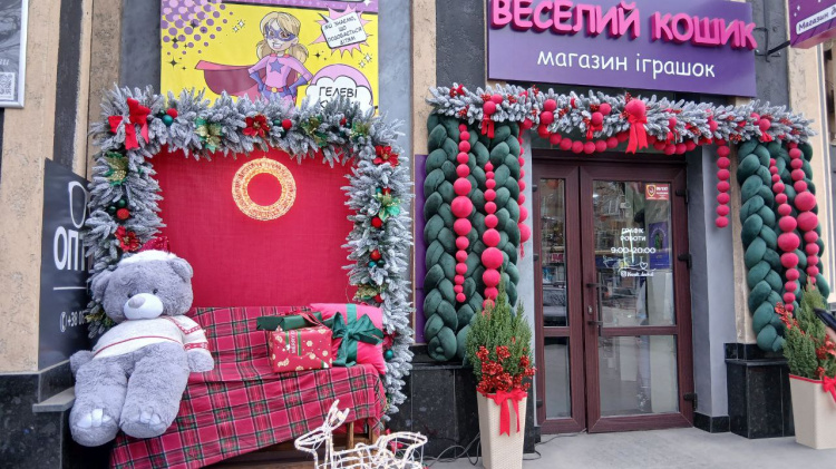 Кам’янське чекає на свято: новорічний декор та містична сила соснових гілок