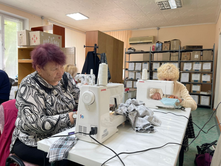 ВПО з Селидового шиють одяг пораненим воїнам у Кам’янському