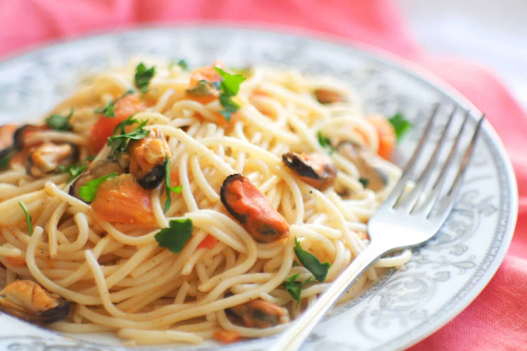 Свіжий погляд на італійську кухню: приготуйте для себе спагеті з мідіями у вершковому соусі з часником