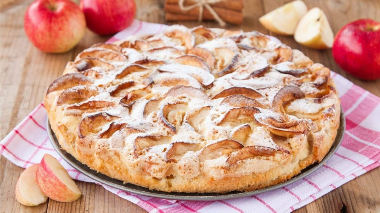 Спробуйте зимову яблучну шарлотку з корицею та горіхами — ароматний десерт, що пахне домом