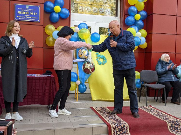 Ювілейна радість: ліцей №37 Кам'янського відзначив 65-річчя з видатними гостями