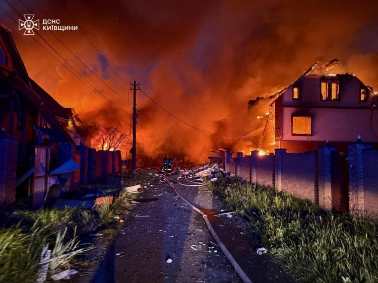 Ворог влучив дроном у триповерхову будівлю в Дніпрі: які наслідки обстрілів регіону