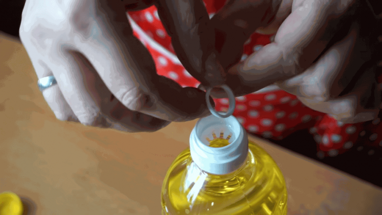 Не викидайте клапан з пляшки олії: корисний лайфхак, який допоможе економити