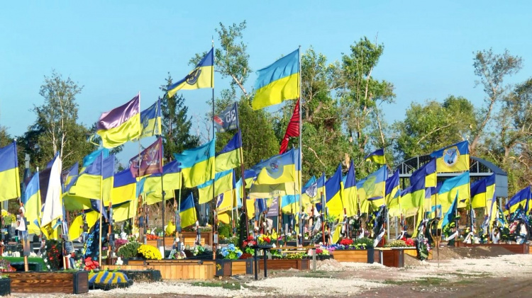 Автополив, граніт та єдиний стиль: стали відомі подробиці облаштування меморіалу загиблим героям у Кам'янському