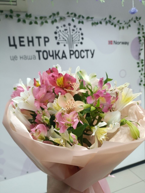 Магія квітів та новий фах: у Кам’янському жінки опановують секрети флористики