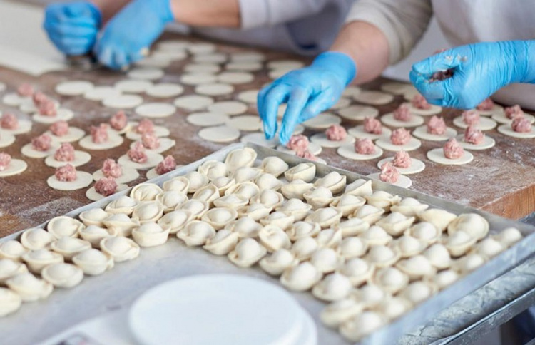 «Власна справа» в дії: у Кам’янському районі дружина захисника відкрила власний цех напівфабрикатів