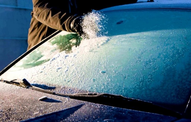 Як розморозити вітрове скло авто: швидкі та безпечні методи