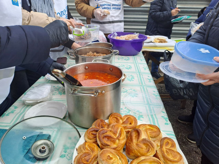 У Кам'янському благодійники поновили роздачу безкоштовних обідів - подробиці