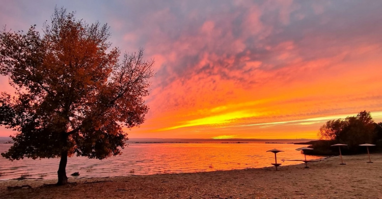Багряний фінал дня: несподіваний осінній спалах над Кам'янським
